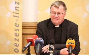 Bischof Manfred Scheuer bei der Pressekonferenz in Puchberg