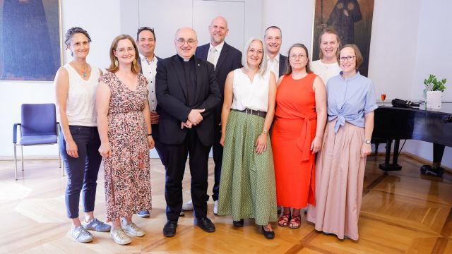 Personen v.l.n.r. Leinhart Nina, Enengl Regina, Teamleiter Familienberatung Klemens Hafner-Hanner, Bischof Wilhelm Krautwaschl, Burgstaller Christoph, Hanner Petra, Rudinger Bernhard, Jahn Elisabeth, Schütz Anneliese, Artner-Sulzer Luise