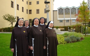       V. l.: .: Sr. M. Imelda, Generalvikarin Sr. M. Friedburga, Sr. M. Rosa, Generaloberin Sr. M. Barbara und Sr. M. Klara. © Elisabethinen Linz                         