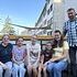 Sr. Elisabeth Knapp mit Familie Netrylov 2026 im Garten der Schwestern.